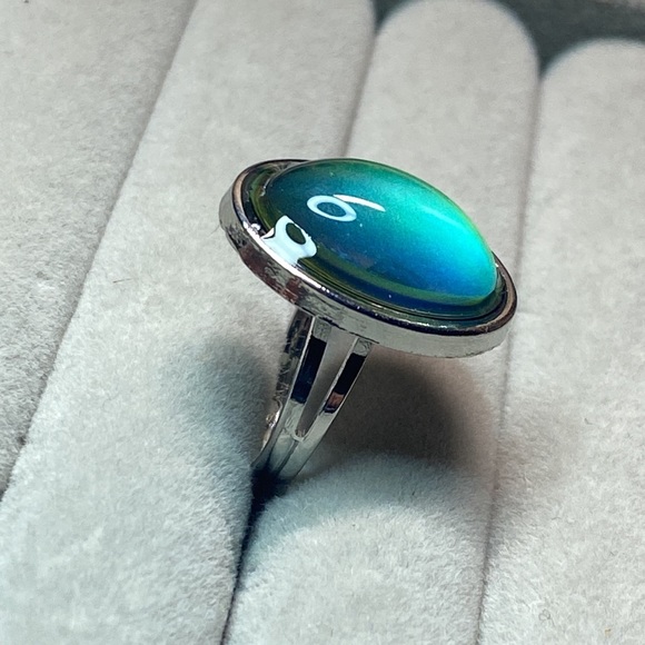 Color Changing Oval Mood Ring - Picture 4 of 5